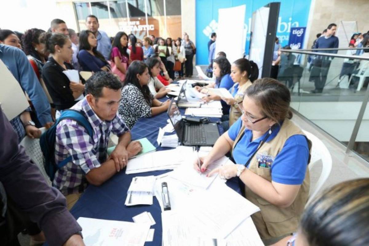 Cientos de hondureños hacen fila en busca de una oportunidad en feria